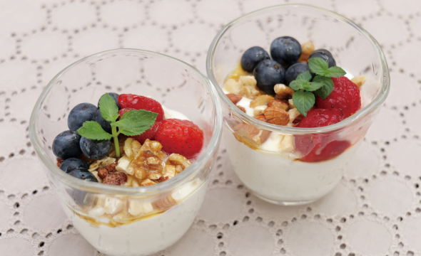 ギリシャヨーグルトとベリーのハニーパフェ